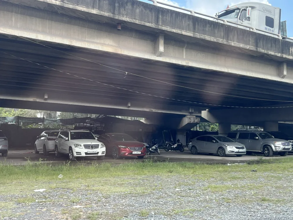 TPHCM kiên quyết xử lý bãi xe trái phép dưới gầm cầu