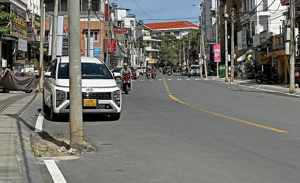 Cột điện bị “bỏ quên” dưới lòng đường