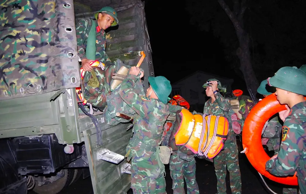 Lực lượng quân đội tăng cường hỗ trợ người dân tỉnh Gia Lai ứng phó bão. Ảnh: XUÂN HUYÊN