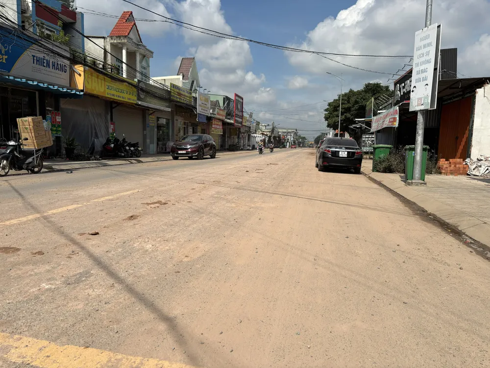 Đất rơi đầy mặt đường