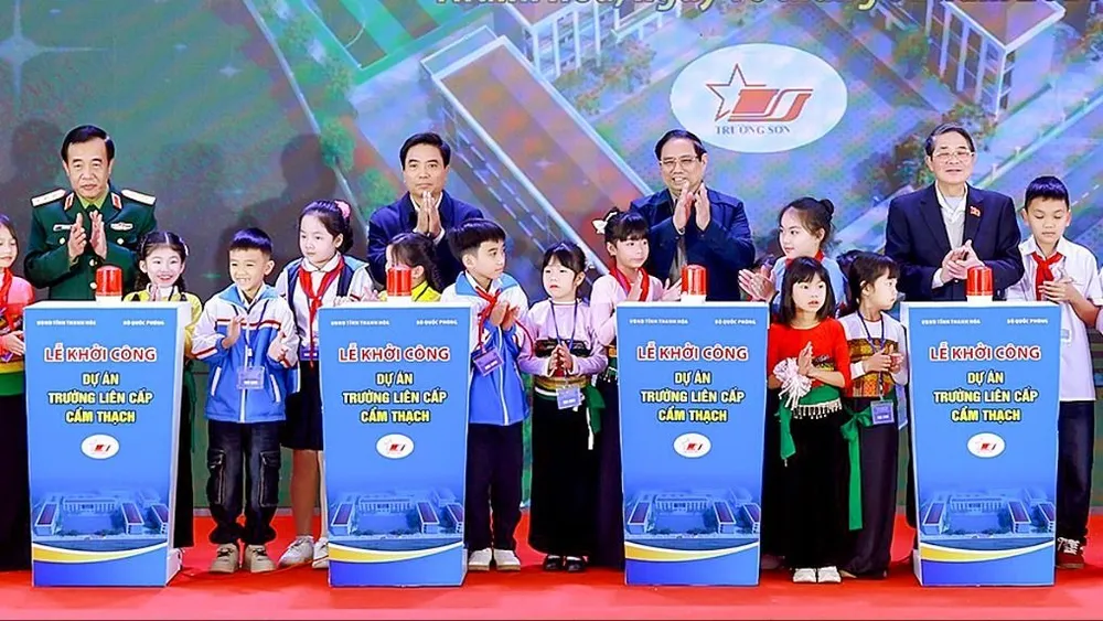 Thủ tướng Phạm Minh Chính và các đại biểu khởi công dự án Trường liên cấp Cẩm Thạch, Thanh Hóa. Ảnh: TTXVN