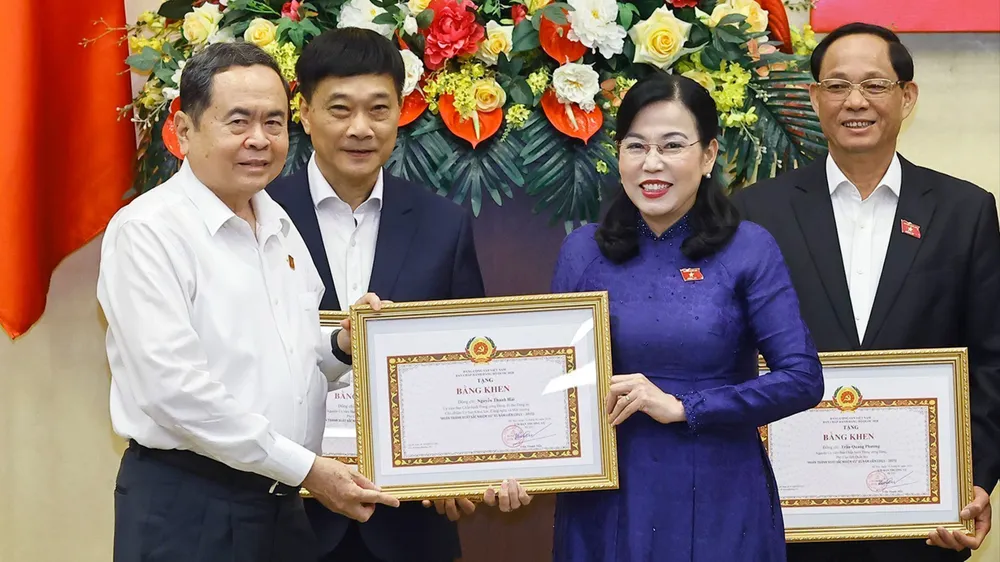 Chủ tịch Quốc hội Trần Thanh Mẫn trao tặng Bằng khen của Ban Chấp hành Đảng bộ Quốc hội cho các cá nhân hoàn thành xuất sắc nhiệm vụ 5 năm liền (2021-2025) (ẢNH: TTXVN)