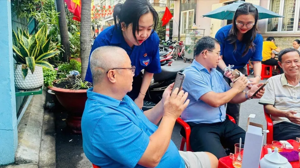 Các cơ sở Đoàn ở TPHCM triển khai chương trình “Ngày thứ Bảy tình nguyện” hỗ trợ người dân làm thủ tục hành chính. ẢNH: TIỂU TÂN