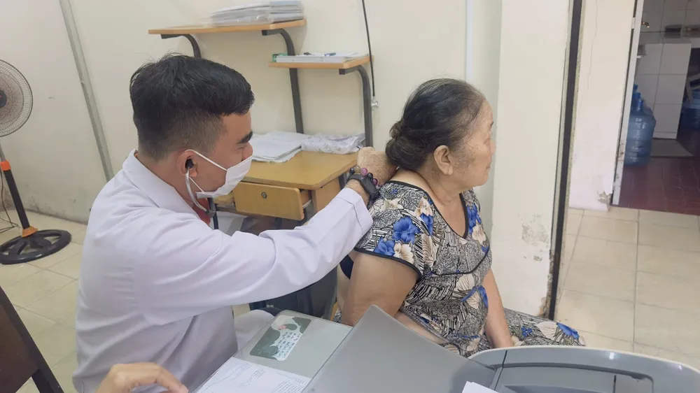 Nhân viên Trạm y tế phường Thông Tây Hội thăm khám cho người dân