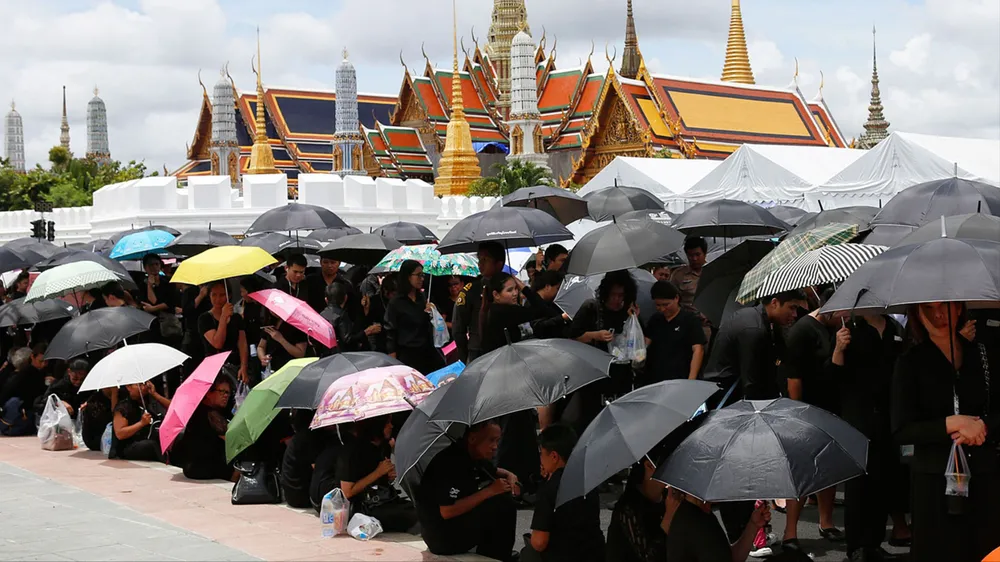 Du khách tham quan Hoàng cung Thái Lan giữa cao điểm nắng nóng. ẢNH: BANGKOK POST
