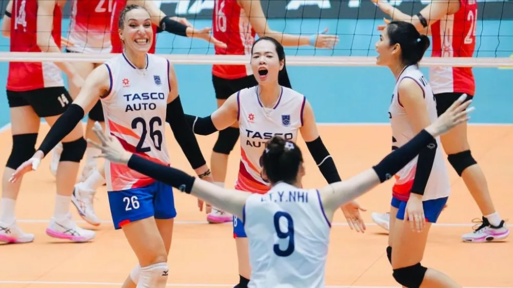 Ngoại binh Ivana Vanjak (bìa trái) cùng các đồng đội của đội Hà Nội ở trận ra quân. ẢNH: P.MINH