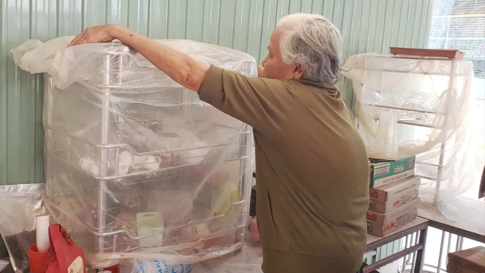 Người dân ven quốc lộ 19B dùng ni lông trùm kín đồ dùng để chống bụi