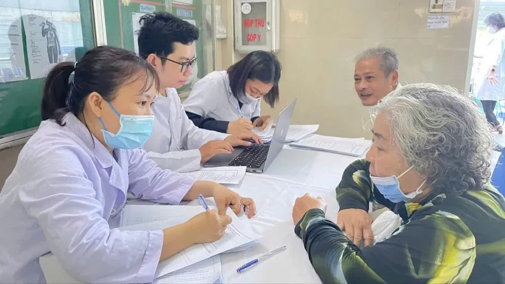 Người cao tuổi được khám sức khỏe định kỳ tại Trạm Y tế phường Tân Hưng Thuận