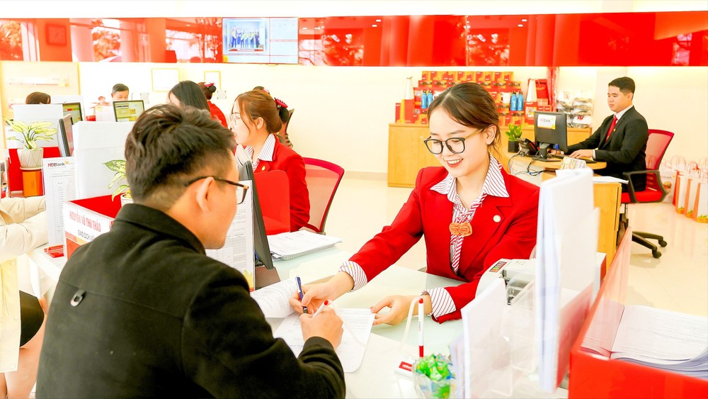 Customers are conducting transactions at a bank in Ho Chi Minh City. (Photo: Minh Huy)