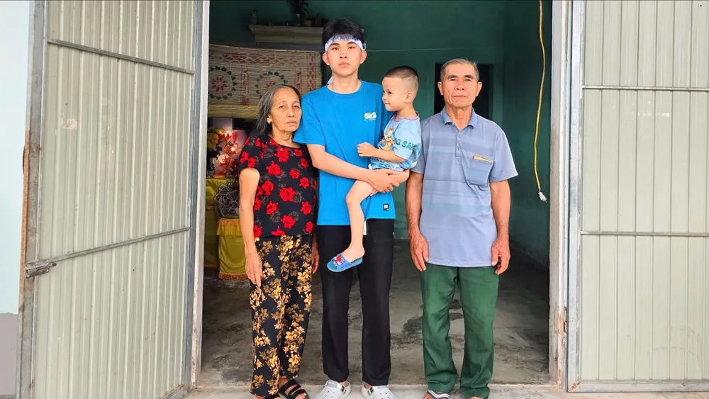 Cha mất, nam sinh lớp 12 nguy cơ nghỉ học