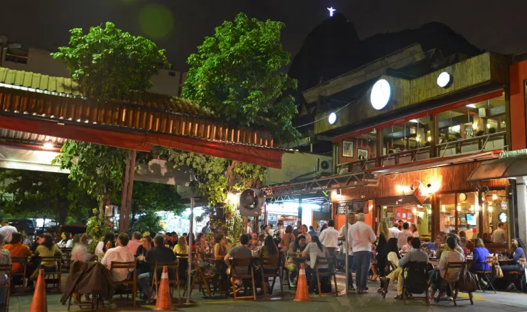 Một khu chợ đêm ở Rio de Janeiro, Brazil. ẢNH: The Guardian