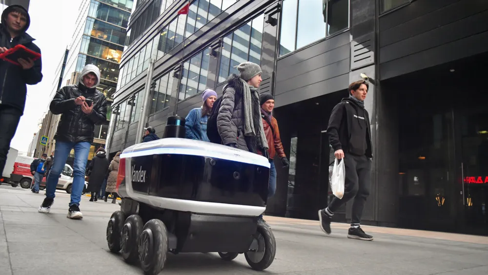 Robot giao hàng Yandex Rover của Nga trên đường phố Moscow. ẢNH: MOSCOW TIMES