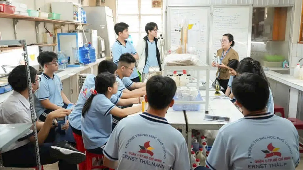 Học sinh Trường THPT Ernst Thalmann (phường Bến Thành) tham quan, tìm hiểu Trường Đại học Khoa học Tự nhiên (ĐHQG TPHCM). ẢNH: THU TÂM