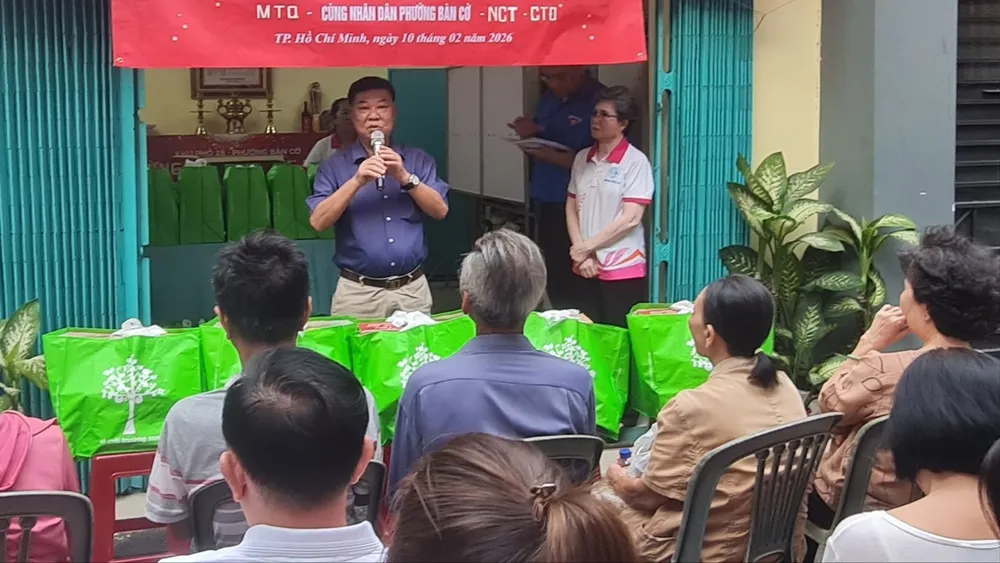 Ban điều hành khu phố 28 (phường Bàn Cờ, TPHCM) tặng quà cho người dân có hoàn cảnh khó khăn trên địa bàn. ẢNH: VIỆT NGA