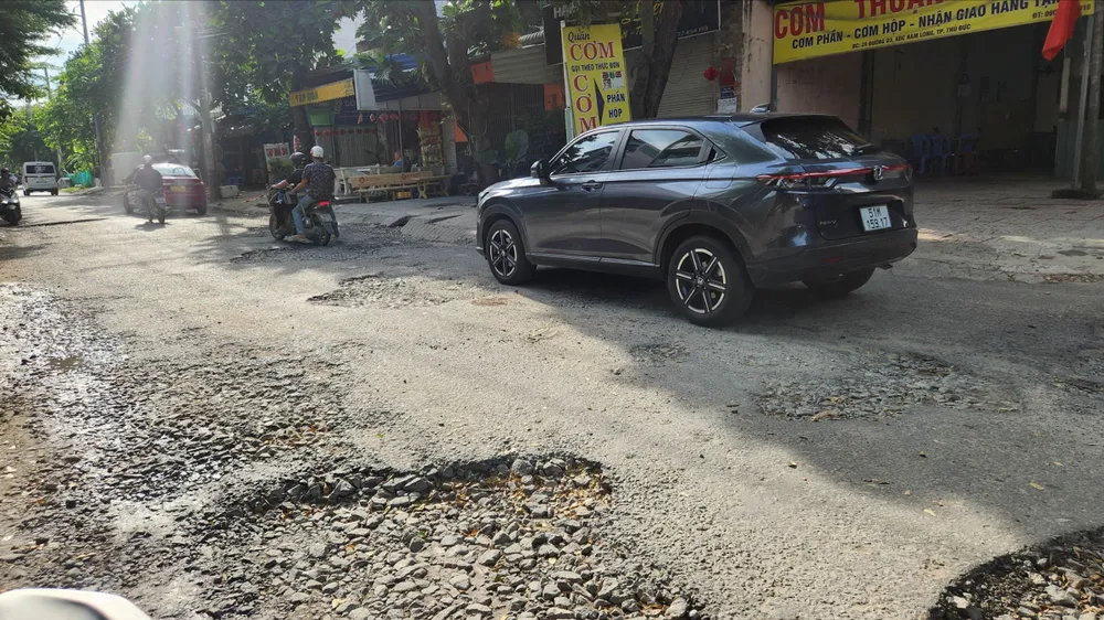 Đoạn đường dày đặc "ổ gà"
