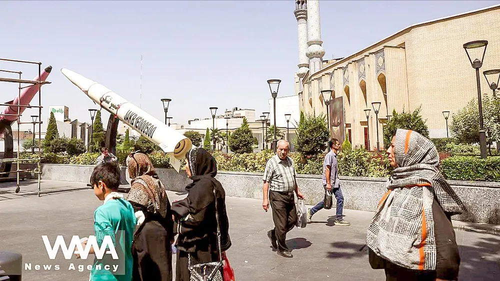 Các mô hình tên lửa trên một con phố tại thủ đô Tehran, Iran. Ảnh: WANA