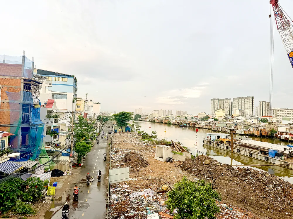L'area lungo la sponda settentrionale del Canale Doi dopo la demolizione di alcune case per far posto a un progetto di riqualificazione urbana e miglioramento dell'ambiente del canale nel quartiere di Chanh Hung, a Ho Chi Minh City. FOTO: HOANG HUNG A1 cd1.jpg