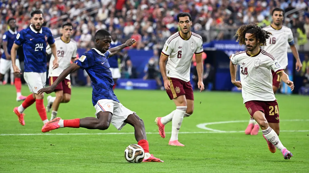 Marc Cucurella (phải, Tây Ban Nha) phong tỏa hiệu quả tiền vệ xuất sắc Dembele (Pháp) trong trận bán kết (ẢNH: THX)