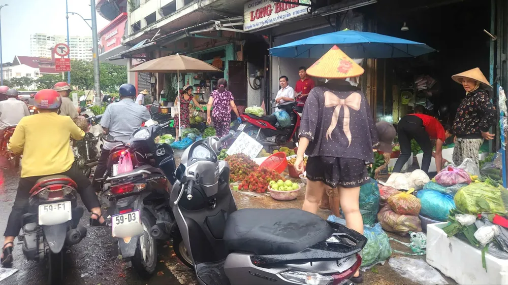 Người dân dựng xe dưới lòng đường để mua hàng. ẢNH: GIAO LINH