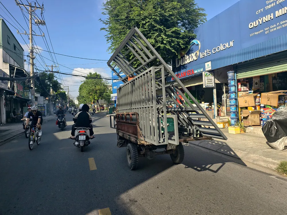 Xe ba gác chở hàng cồng kềnh trên đường Nguyễn Văn Quá