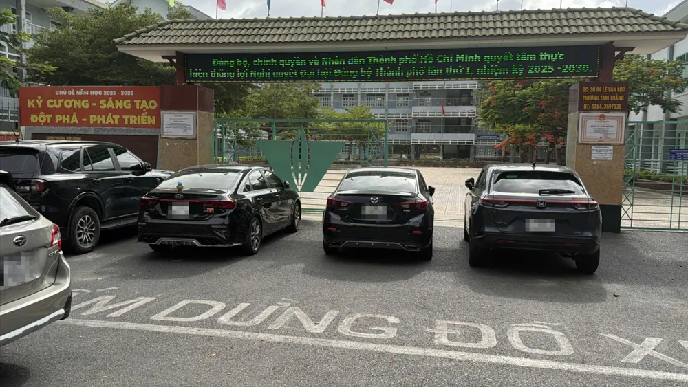 Ô tô đậu chắn cổng trường
