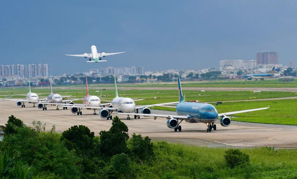 Người điều khiển flycam có thể gây mất an toàn tại sân bay Tân Sơn Nhất nếu không tuân thủ quy định về vùng cấm bay. ẢNH: HOÀNG HÙNG