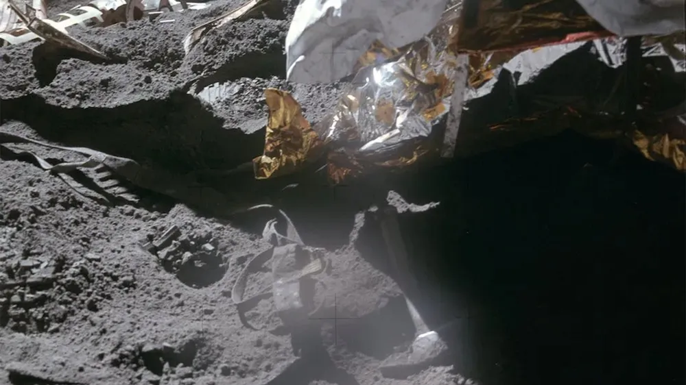 Lông chim ưng và chiếc búa vẫn còn trên Mặt trăng (ẢNH: NASA)