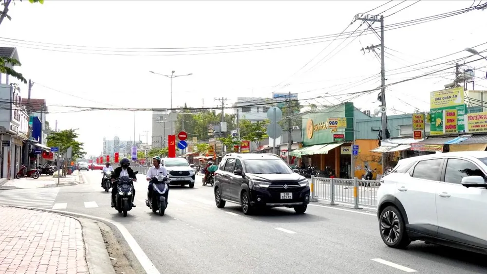 Người dân lưu thông trên đường Lò Lu vừa được hánh thành. Ảnh: PHƯƠNG UYÊN