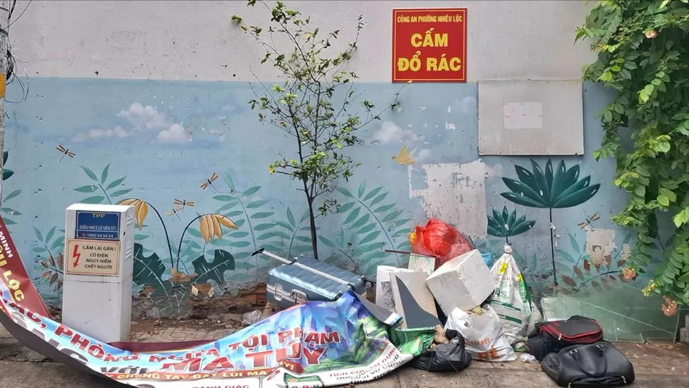 Rác chất đống dưới biển “Cấm”