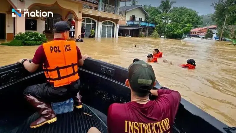 Lực lượng cứu hộ lũ lụt ở tỉnh Narathiwat, miền Nam Thái Lan. ẢNH: THE NATION