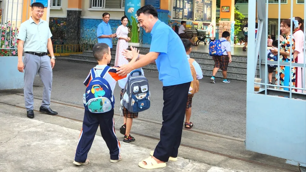 “Cú đập tay” của chú bảo vệ
