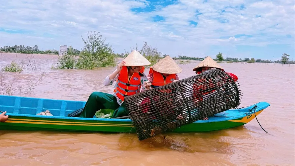 Du khách đặt dớn đánh bắt thủy hải sản tại xã Thường Phước, tỉnh Đồng Tháp. ẢNH: Quang Vinh