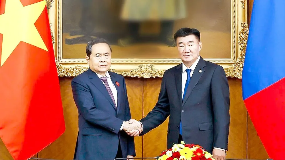 Chủ tịch Quốc hội Trần Thanh Mẫn và Chủ tịch Quốc hội Mông Cổ Sandag Byambatsogt. Ảnh: TTXVN