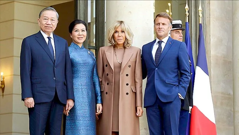 Tổng thống Pháp Emmanuel Macron và Phu nhân đón Tổng Bí thư, Chủ tịch nước Tô Lâm và Phu nhân. Ảnh: TTXVN