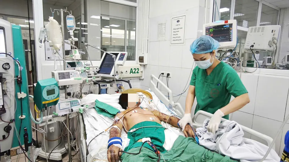 Bệnh nhân phải điều trị tại Bệnh viện Bệnh Nhiệt đới Trung ương. Ảnh: ĐẶNG THANH