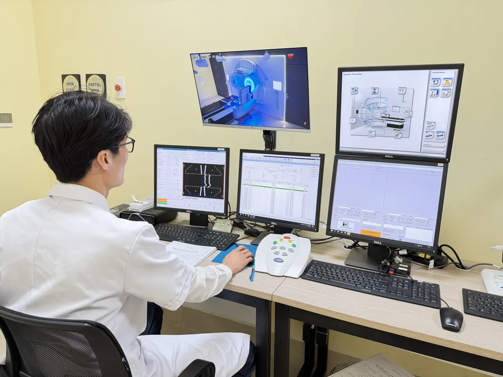 Thực hiện kỹ thuật chẩn đoán hình ảnh trong điều trị ung thư. Ảnh: NGỌC DUNG