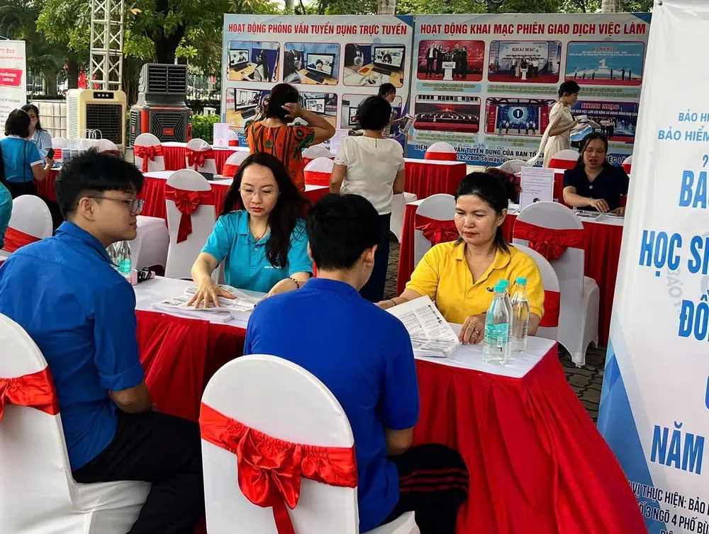 Tư vấn chính sách BHYT cho học sinh, sinh viên. Ảnh: BHXH TP Hà Nội