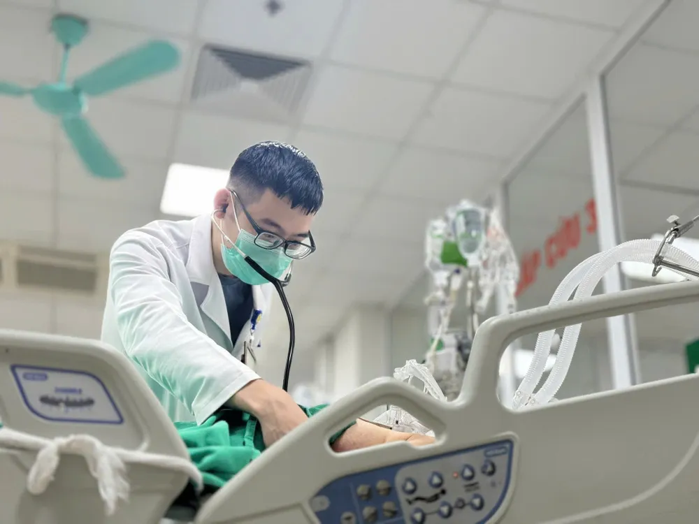 Bác sĩ thăm khám cho bệnh nhân mắc cúm A. Ảnh: ĐẶNG THANH