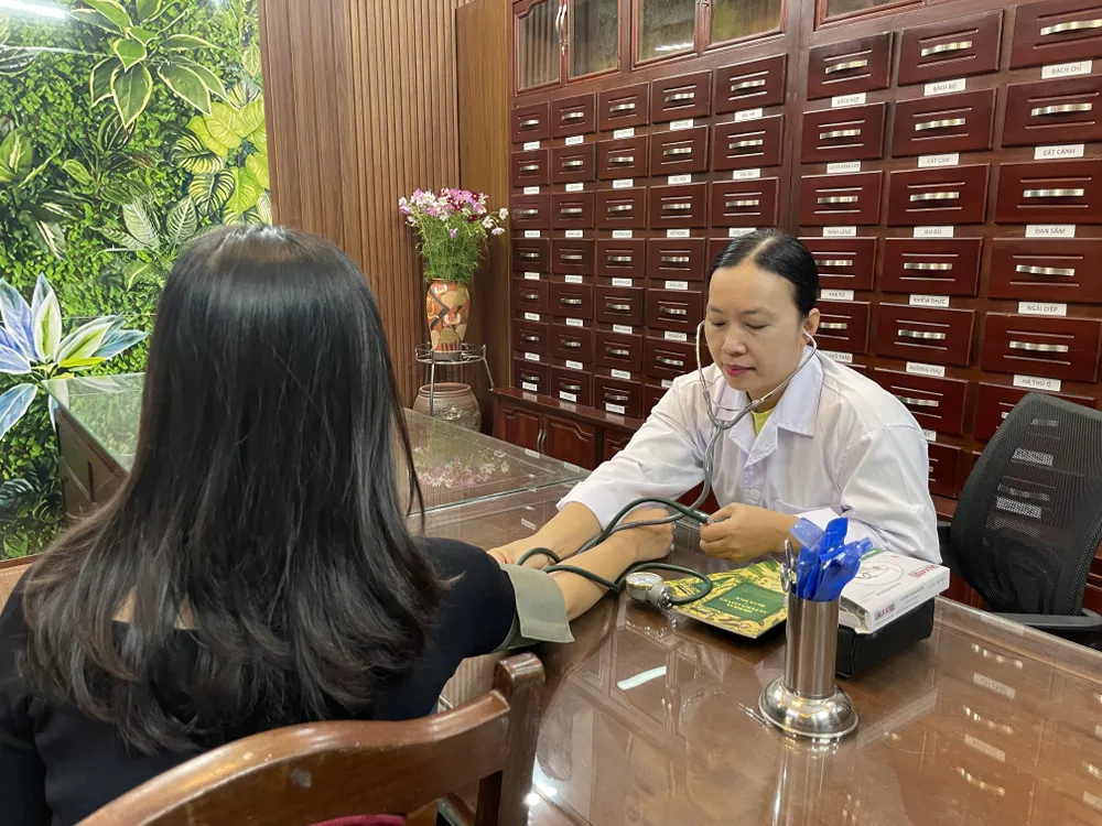 Thăm khám cho người dân tại cơ sở khám, chữa bệnh bằng y học cổ truyền. Ảnh: NGỌC DUNG