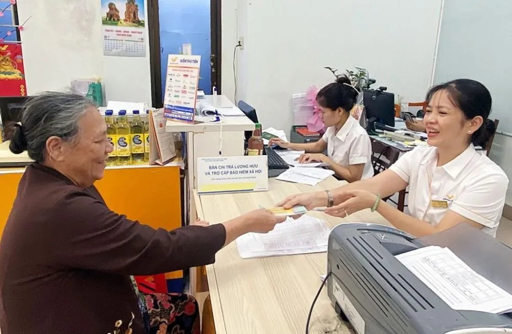Người cao tuổi nhận trợ cấp tại điểm chi trả. Ảnh: BHXH Việt Nam