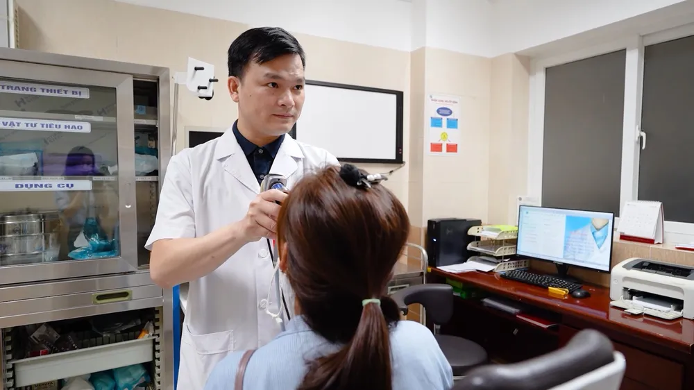 Bác sĩ nội soi lấy con đỉa sống trong thanh quản người bệnh. Ảnh: PHƯƠNG ANH