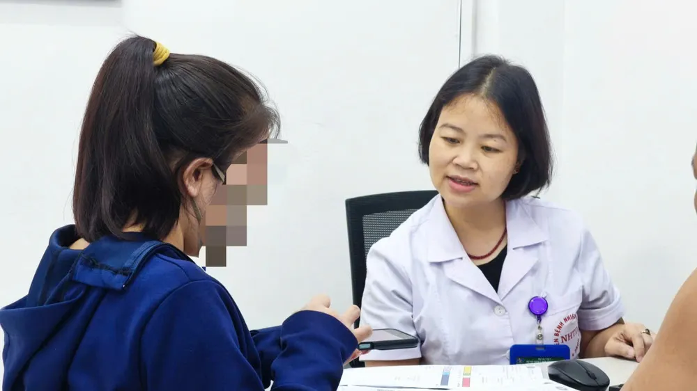 Bác sĩ tư vấn cho người bệnh về nguy cơ mắc bệnh não mô cầu và cách phòng bệnh. Ảnh: ĐẶNG THANH