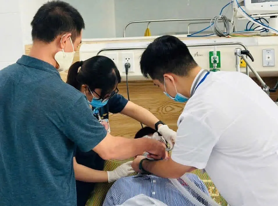 Bác sĩ cấp cứu bệnh nhân nghi ngộ độc khí. Ảnh: Bệnh viện cung cấp