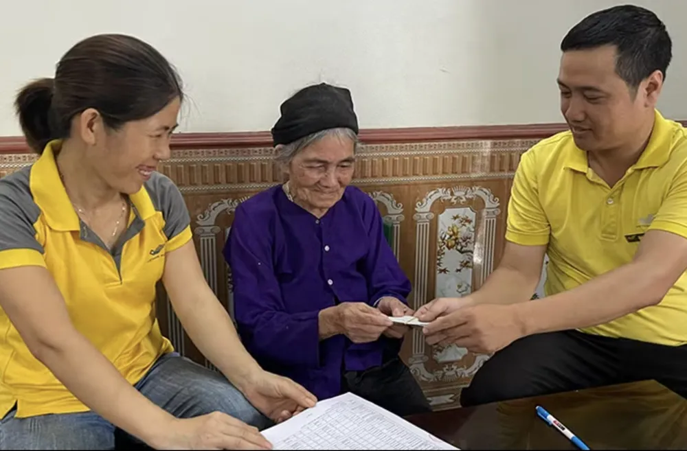Nhân viên bưu điện chi trả lương hưu cho người hưởng. Ảnh: Vietnam Post