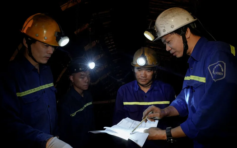 3 Họp bàn đề ra phương án tối ưu.jpg