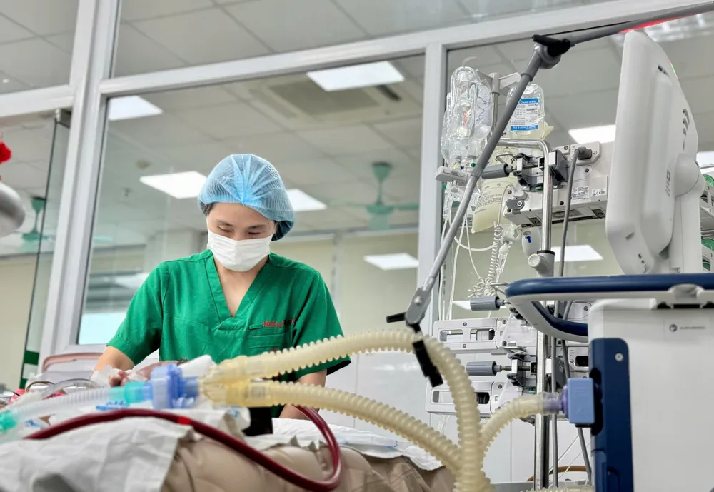 Nam bệnh nhân 23 tuổi không có bệnh nền, nguy kịch do sốt xuất huyết, phải thở máy và can thiệp ECMO. Ảnh: ĐẶNG THANH