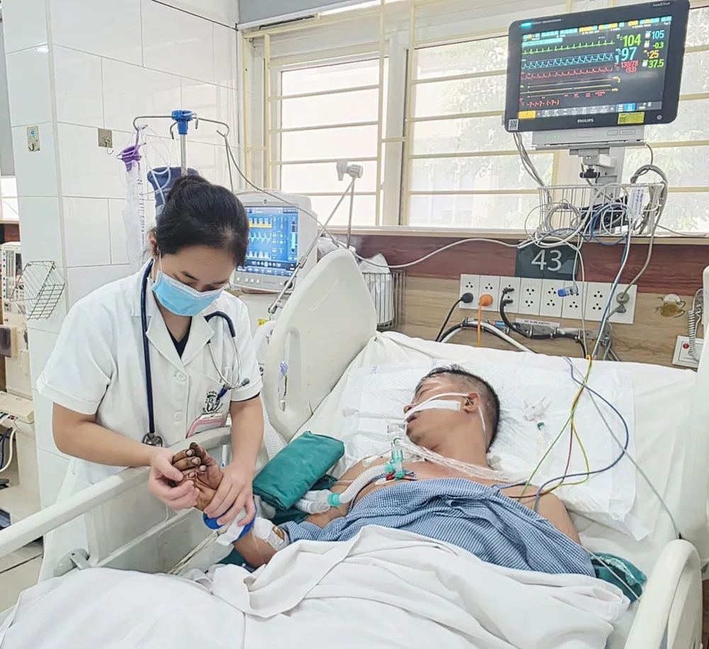 Người chồng được điều trị tích cực sau vụ cháy nhà ở Hải Phòng. Ảnh: NGUYÊN HÀ