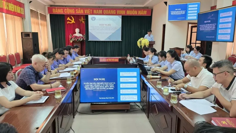 BHXH tỉnh Tuyên Quang làm việc với doanh nghiệp chậm đóng, trốn đóng bảo hiểm. Ảnh: BHXH Việt Nam