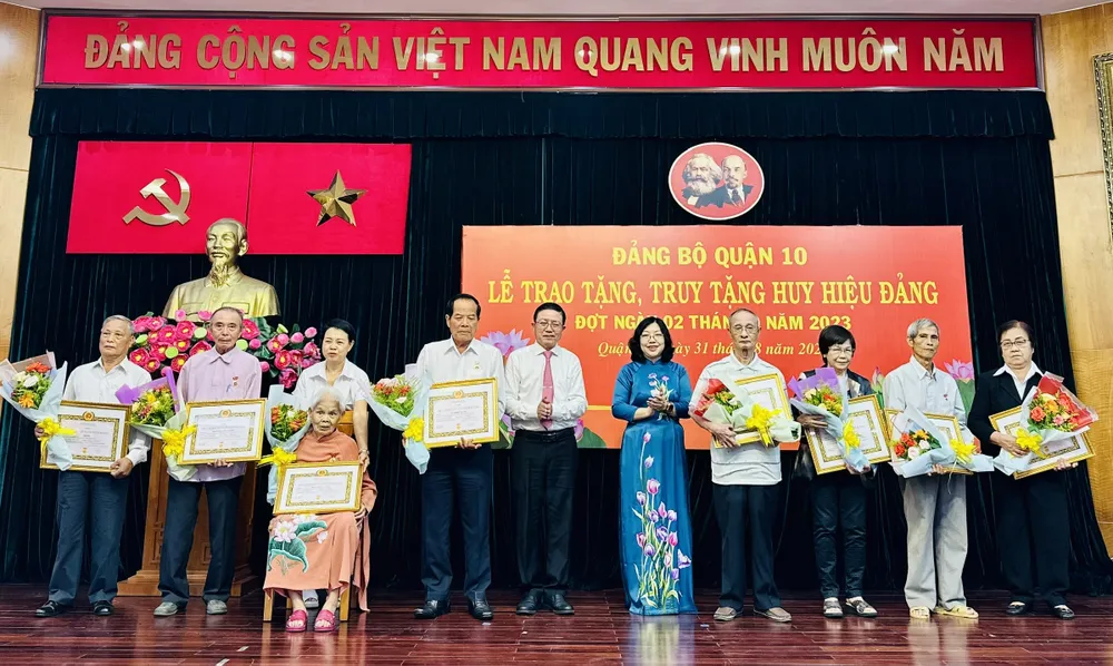 Lãnh đạo quận 10 trao Huy hiệu Đảng cho đảng viên cao tuổi Đảng. Ảnh: CHÍ THẠCH