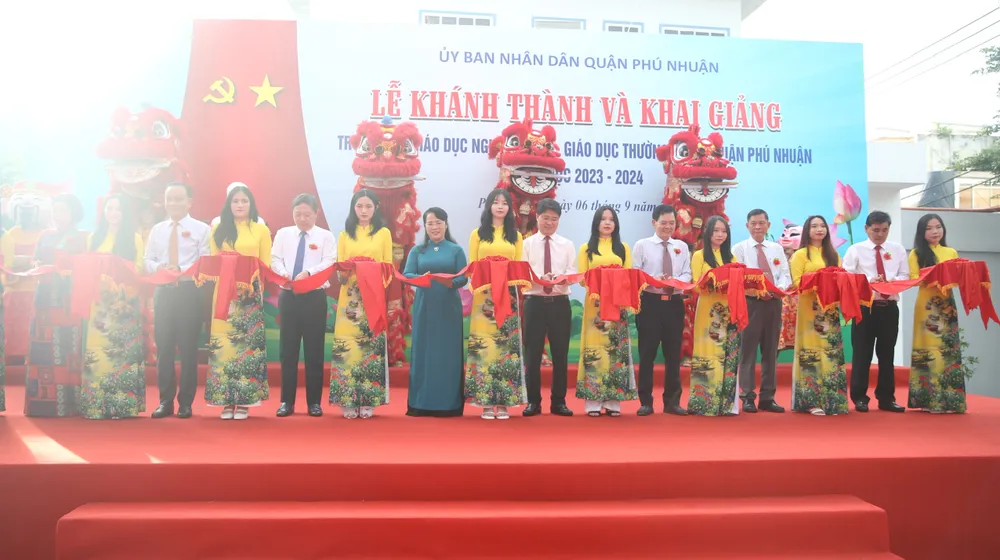 Chủ tịch Ủy ban MTTQ Việt Nam TPHCM Trần Kim Yến, Phó Chủ tịch UBND TPHCM Dương Anh Đức cùng lãnh đạo quận Phú Nhuận, Ban Giám hiệu Trung tâm cắt băng khánh thành. Ảnh: CHÍ THẠCH